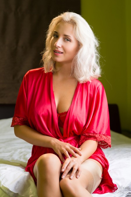 Блондинка Изабелла в эротическом фотосете