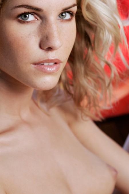 Элегантная Ивета: Секс-символ в Джинсе