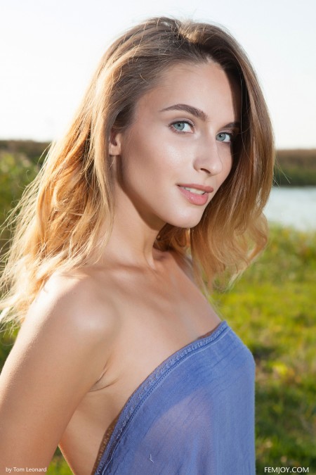 Летняя смелость: счастливая Рена на природе