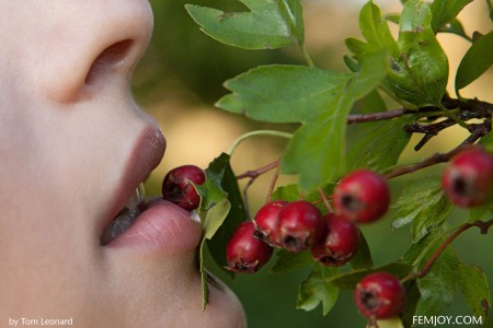 Летняя смелость: счастливая Рена на природе