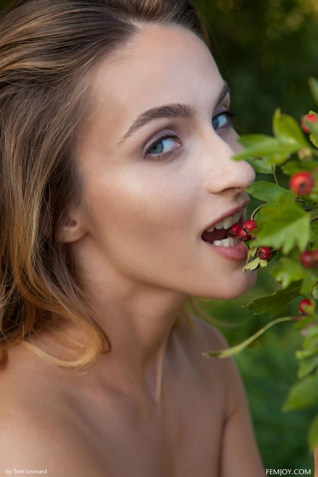 Летняя смелость: счастливая Рена на природе