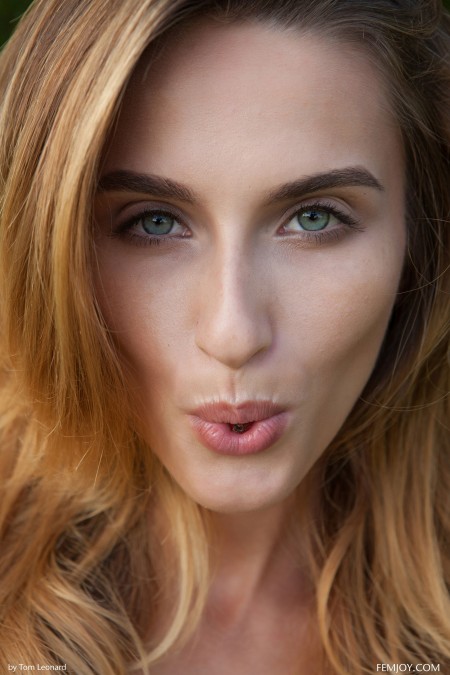 Летняя смелость: счастливая Рена на природе