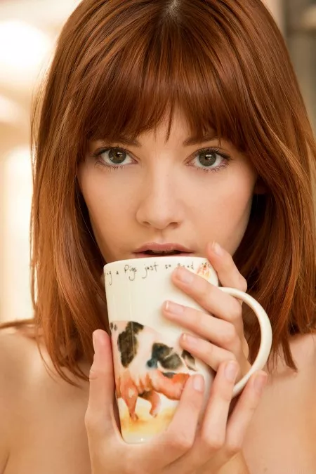 Лена Андерсон: домашняя эротика с чашкой кофе