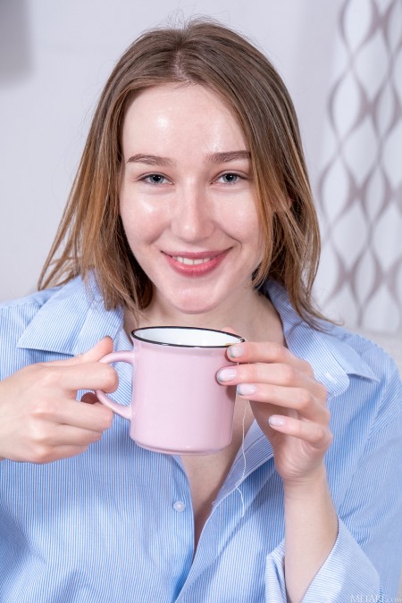 Улыбающаяся Mia Li: Релаксация и кофе