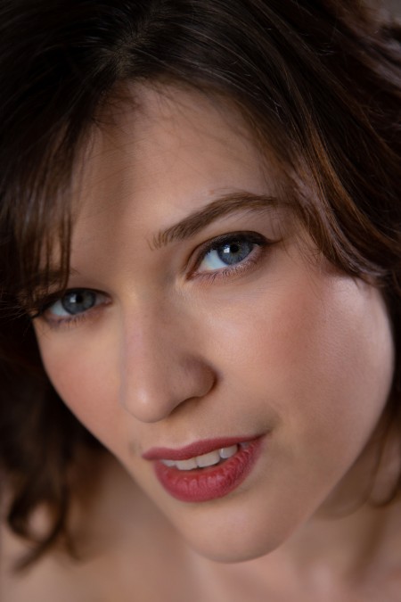 Сенсуальная красота Серены в спальне