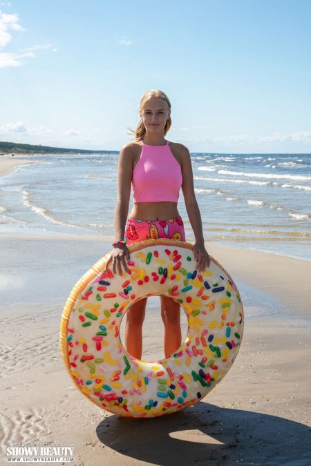 Летний веселье: Нана на пляже