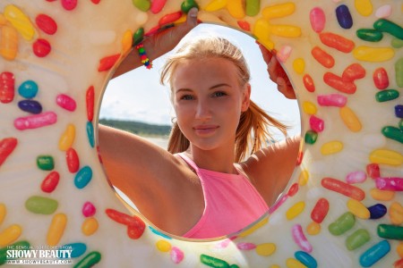 Летний веселье: Нана на пляже