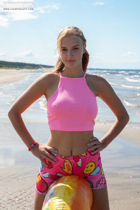 Летний веселье: Нана на пляже