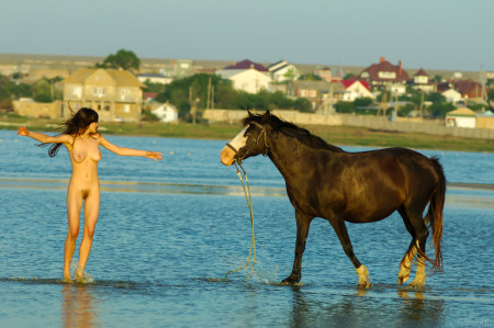 Улыбающаяся девушка на лошади в природе