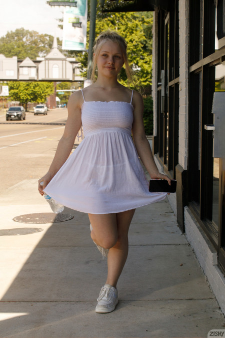 Счастливая улыбающаяся модель в одежде