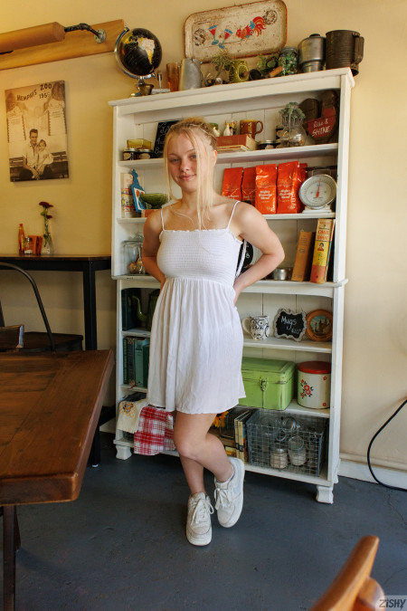 Счастливая улыбающаяся модель в одежде