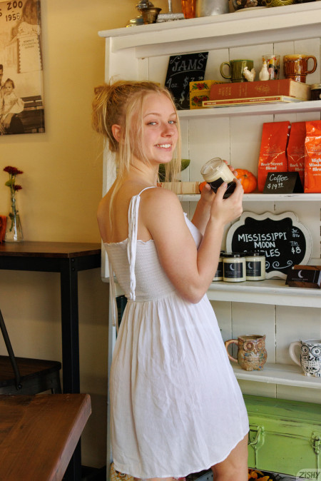 Счастливая улыбающаяся модель в одежде