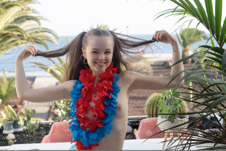 Солнечное лето: счастливая Шея на природе