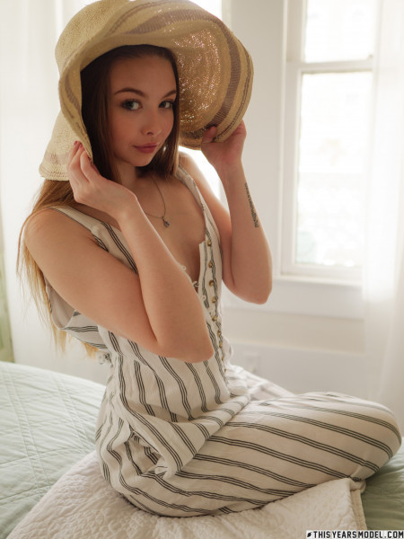 Лана Ли в эротической фотосессии