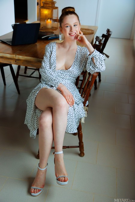 Счастливая блондинка Лора Лит на эротической фотосессии