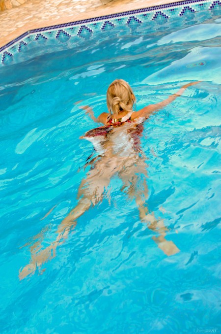 Летняя элегантность Ларисы у воды