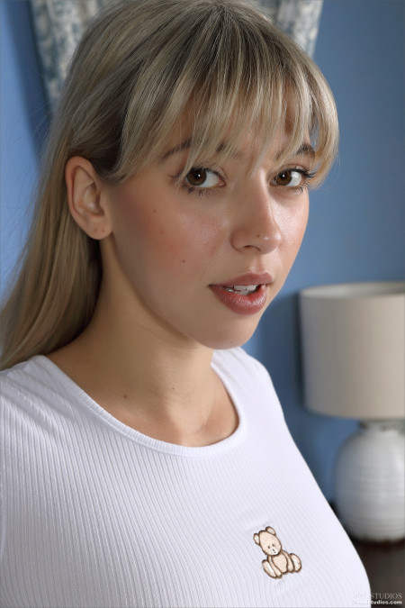 Чарующая Аври: Сексуальность и Улыбка